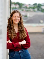 Ramona Fuchs, lächelnd, Halbportrait, draußen, Blick in die Kamera