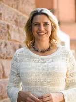 Sarah Schweizer, Halbporträt, lächelnd, Blick in Kamera, draußen