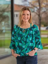 Gudula Achterberg, formelles Halbporträt, lächelnd, Blick in Kamera, draußen