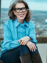 Juliane Becker, lächelnd, Blick in Kamera, draußen