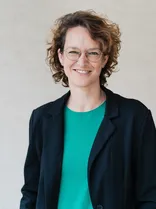 Dr. Mariska Ott, formelles Halbporträt, lächelnd, Blick in Kamera, neutraler Hintergrund