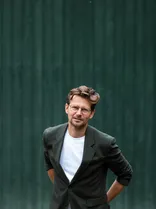 Gerd Bayer, Halbporträt, lächelnd, Blick in Kamera, draußen