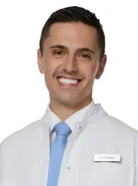 Dr. Maximilian Menton, Portrait, lächelnd, Blick in Kamera