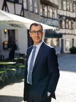 Cem Özdemir, formelles Halbporträt, lächelnd, Blick in Kamera, draußen