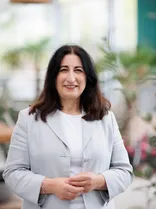 Fadime Tuncer, Halbportrait, lächelnd, Blick in Kamera, draußen