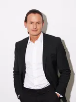 Olaf O. Hautzinger, Halbportrait, lächelnd, Blick in Kamera, neutraler Hintergrund