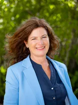 Andrea Gnann, formelles Halbporträt, lächelnd, Blick in Kamera, draußen