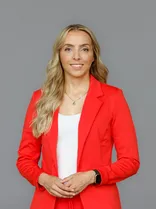 Saskia Frank, Halbportrait, lächelnd, Blick in Kamera, neutraler Hintergrund