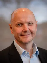 Uwe Schwarz, formelles Portrait, lächelnd, Blick in Kamera