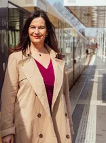 Katrin Steinhülb-Joos, Halbporträt, lächelnd, Blick in Kamera, draußen