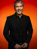 Jonas Hoffmann, Halbportrait, lächelnd, Blick in Kamera, roter Hintergrund