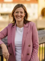 Ronja Nothofer-Hahn, Halbportrait, lächelnd, Blick in Kamera, draußen