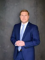 Nico Weinmann, formelles Halbporträt, lächelnd, Blick in Kamera, neutraler Hintergrund