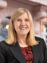 Claudia Felden, Halbportrait, lächelnd, Blick in Kamera, draußen