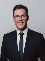 Manuel Hagel, formelles Halbporträt, lächelnd, Blick in Kamera