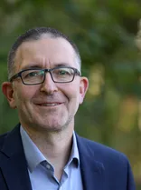 Jens Steinat, Porträt, lächelnd, Blick in Kamera, draußen