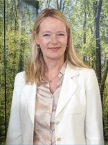 Thekla Walker, formelles Halbporträt, lächelnd, Blick in Kamera, draußen