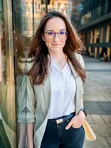 Alena Fink-Treuschel, Halbportrait, lächelnd, Blick in Kamera, draußen