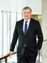 Hans-Ulrich Rülke, formelles Halbportrait, lächelnd, Blick in Kamera, neutraler Hintergrund