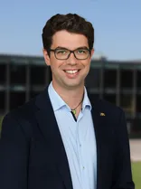 Ralf Nentwich, formelles Halbporträt, lächelnd, Blick in Kamera, draußen