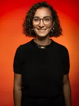 Joana Stöhrer da Costa, Portrait, lächelnd, Blick in Kamera, roter Hintergrund