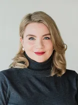 Swantje Sperling, Porträt, Blick in Kamera, neutraler Hintergrund