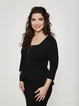 Irene Schuster, formelles Halbporträt, lächelnd, Blick in Kamera