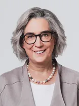 Nicole Huber, Portrait, lächelnd, Blick in Kamera, neutraler Hintergrund