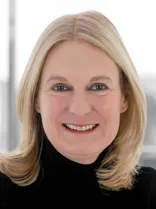 Gabriele Heise, formelles Porträt, lächelnd, Blick in Kamera