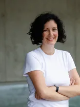 Sarah Hagmann, Halbportrait, lächelnd, Blick in Kamera, draußen