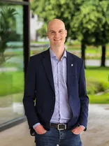 Peter Seimer, formelles Halbporträt, lächelnd, Blick in Kamera, draußen