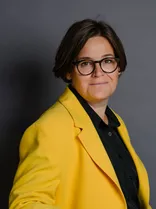 Silke Gericke, formelles Porträt, Blick in Kamera, neutraler Hintergrund