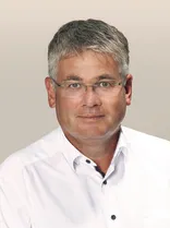 Winfried Mack, Halbportrait, Blick in Kamera, neutraler Hintergrund