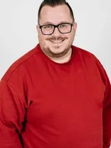 Nicola Schurr, Halbportrait, lächelnd, Blick in Kamera