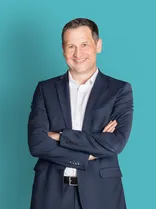 Christoph Stetter, formelles Halbporträt, lächelnd, Blick in Kamera