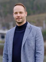 Patrick Haag, Halbportrait, lächelnd, Blick in Kamera, draußen