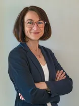 Dr. Katrin Merkel, formelles Halbporträt, lächelnd, Blick in Kamera