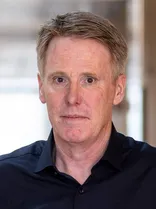 Dirk Eisenbiegler, Porträt, Blick in Kamera